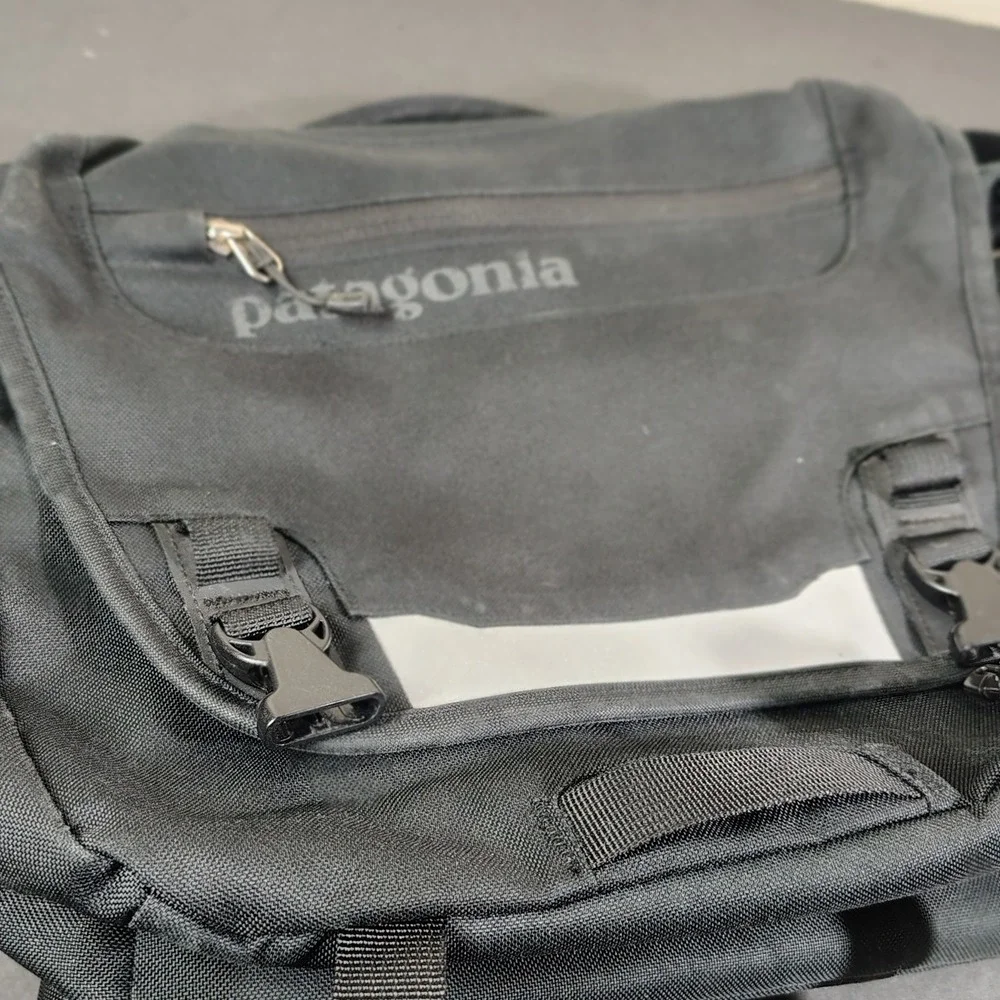 Patagonia Half Mass Messenger Bag Black Padded Laptop Gorpcore 48266SP13